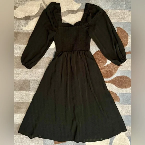 Madewell Lucie Sweetheart Smocked Bodice Puff Sleeve Satin Midi Dress in black - Picture 3 of 9